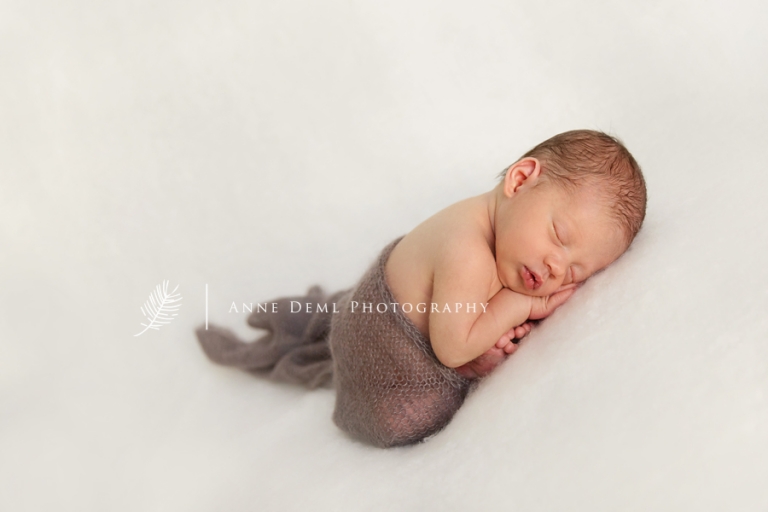 niedliche-babyfotos-babyfotograf-muenchen-fotostudio-fuer-babyfotografie-geburt-neugeborene-12