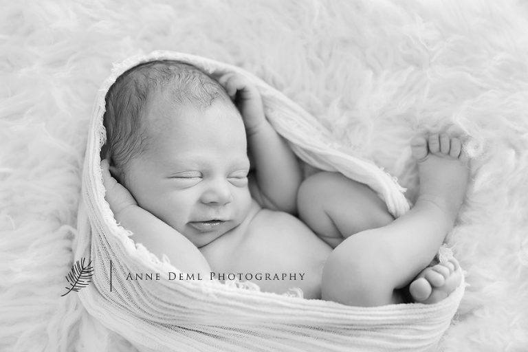 niedliche-babyfotos-babyfotograf-muenchen-fotostudio-fuer-babyfotografie-geburt-neugeborene-16