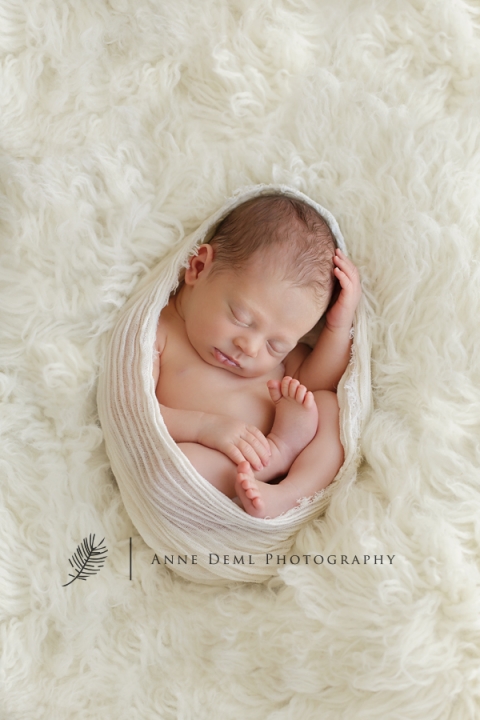 niedliche-babyfotos-babyfotograf-muenchen-fotostudio-fuer-babyfotografie-geburt-neugeborene-19