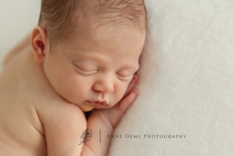 niedliche-babyfotos-babyfotograf-muenchen-fotostudio-fuer-babyfotografie-geburt-neugeborene-20