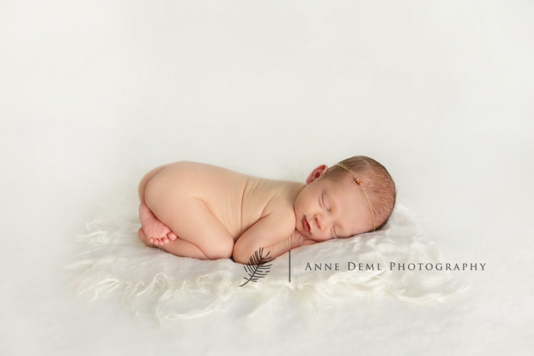 niedliche-babyfotos-babyfotograf-muenchen-fotostudio-fuer-babyfotografie-geburt-neugeborene-3