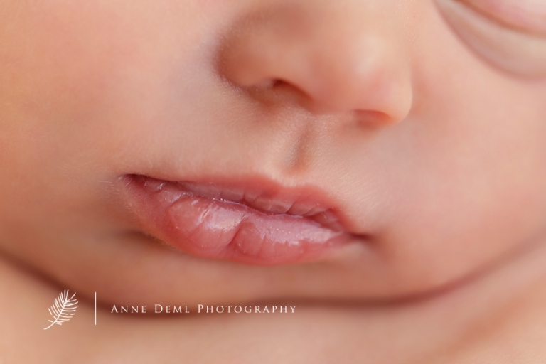 niedliche-babyfotos-babyfotograf-muenchen-fotostudio-fuer-babyfotografie-geburt-neugeborene-4
