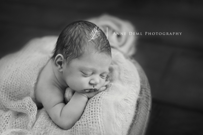 niedliche-babyfotos-babyfotograf-muenchen-fotostudio-fuer-babyfotografie-geburt-neugeborene-8