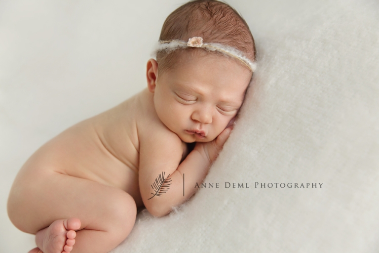 niedliche-babyfotos-babyfotograf-muenchen-fotostudio-fuer-babyfotografie-geburt-neugeborene-9