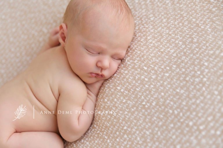 babyfotograf_fuer_liebevolle_einfuehlsame_babyfotos_in_muenchen_babyfotografie_freising