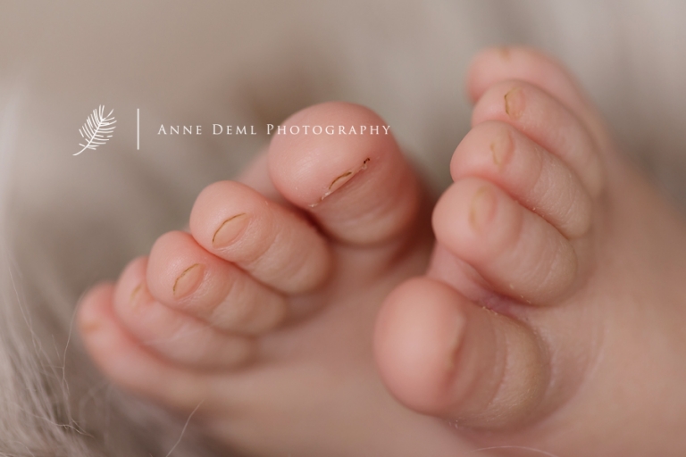 suesse_babyfotos_im_fotostudio_baby_muenchen_babfotograf_geburt_eltern_krankenhaus_neugeborene