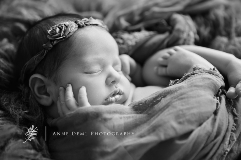 suesse_babyfotos_babyfotograf_muenchen_anne_deml_geburt_babyfotografie_werdende_eltern_freising
