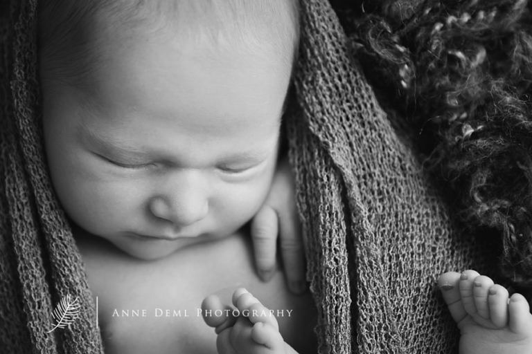 babyfotograf_anne_deml_spezialistiert_auf_neugeborenenfotografie_babyfotografie_liebevolle_neugeborenenbilder_muenchen_freising_ingolstadt_constantin5