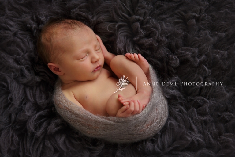 byfotos_auf_arm_schlafendes_neugeborenes_babyfotograf_anne_deml_muenchen_freising_ingolstadt_natalie11