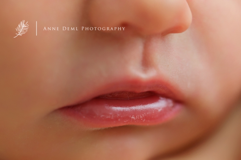 mama_und_papa_babyfotos_auf_arm_schlafendes_neugeborenes_babyfotograf_anne_deml_muenchen_freising_ingolstadt_natalie12