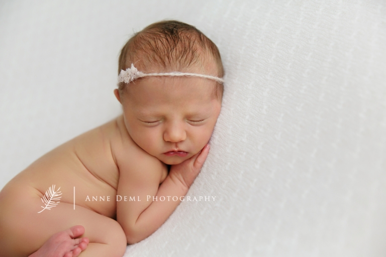 mama_und_papa_babyfotos_auf_arm_schlafendes_neugeborenes_babyfotograf_anne_deml_muenchen_freising_ingolstadt_natalie13