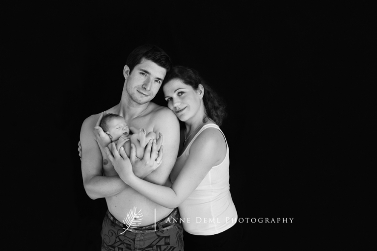mama_und_papa_babyfotos_auf_arm_schlafendes_neugeborenes_babyfotograf_anne_deml_muenchen_freising_ingolstadt_natalie21