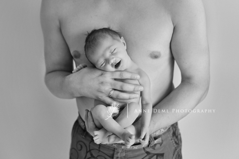 mama_und_papa_babyfotos_auf_arm_schlafendes_neugeborenes_babyfotograf_anne_deml_muenchen_freising_ingolstadt_natalie6