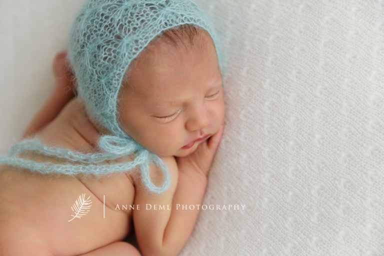 mama_und_papa_babyfotos_auf_arm_schlafendes_neugeborenes_babyfotograf_anne_deml_muenchen_freising_ingolstadt_natalie7