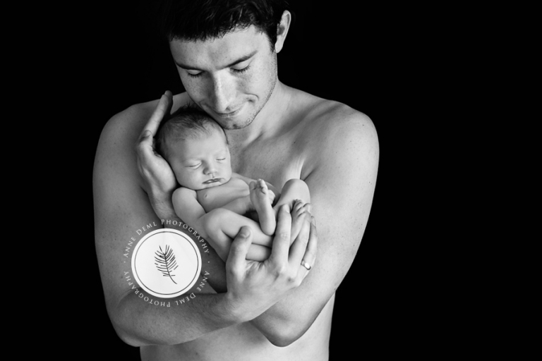mama_und_papa_babyfotos_auf_arm_schlafendes_neugeborenes_babyfotograf_anne_deml_muenchen_freising_ingolstadt_natalie8