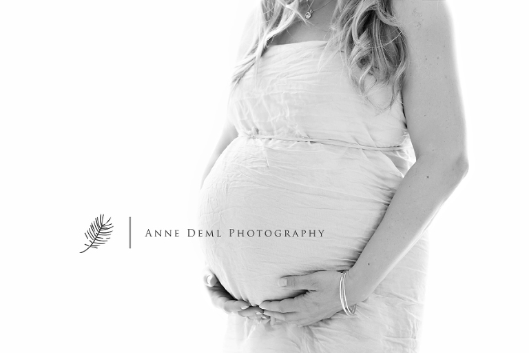 nackte_babybauchbilder_schwangerschaftsbauch_schwangerschaftsfotografie_schwangerschaftsshooting_muenchen_anne_deml_natuerliche_babybauchbilder_fotostudio_ingolstadt_freising_augsburg_iris10