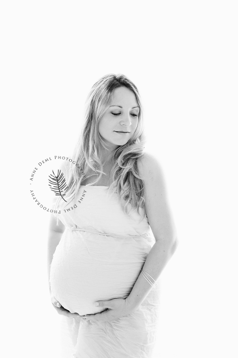 nackte_babybauchbilder_schwangerschaftsbauch_schwangerschaftsfotografie_schwangerschaftsshooting_muenchen_anne_deml_natuerliche_babybauchbilder_fotostudio_ingolstadt_freising_augsburg_iris11