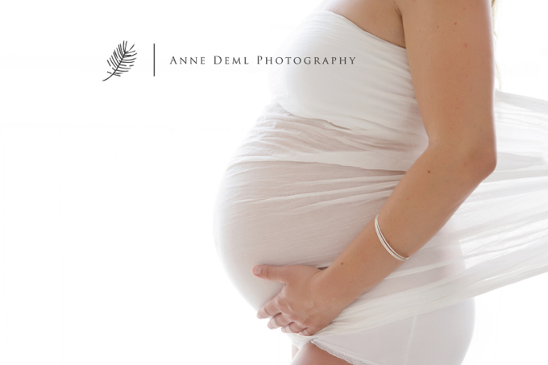 nackte_babybauchbilder_schwangerschaftsbauch_schwangerschaftsfotografie_schwangerschaftsshooting_muenchen_anne_deml_natuerliche_babybauchbilder_fotostudio_ingolstadt_freising_augsburg_iris23