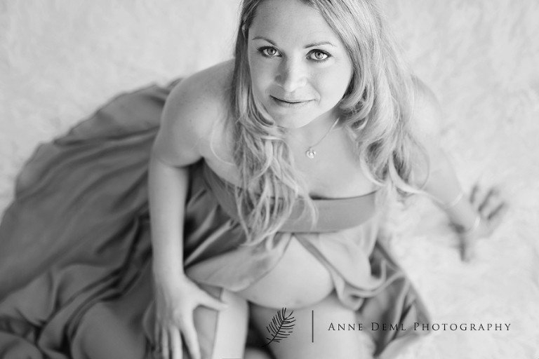 nackte_babybauchbilder_schwangerschaftsbauch_schwangerschaftsfotografie_schwangerschaftsshooting_muenchen_anne_deml_natuerliche_babybauchbilder_fotostudio_ingolstadt_freising_augsburg_iris7