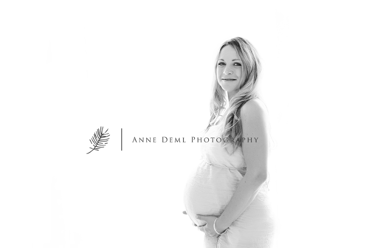 nackte_babybauchbilder_schwangerschaftsbauch_schwangerschaftsfotografie_schwangerschaftsshooting_muenchen_anne_deml_natuerliche_babybauchbilder_fotostudio_ingolstadt_freising_augsburg_iris9