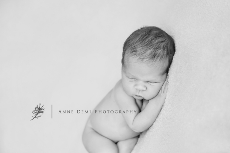 schlafendes_neugeborenes_babyfotograf_anne_deml_muenchen_geburt_krankenhaus_eltern_stefan5