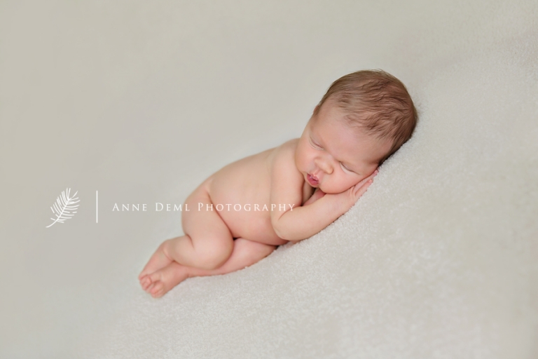 schlafendes_neugeborenes_babyfotograf_anne_deml_muenchen_geburt_krankenhaus_eltern_stefan7