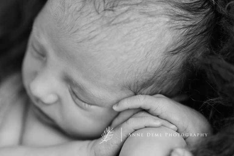 schlafendes_neugeborenes_geburt_krankenhaus_babyfotoshooting_babyfotos_im_fotostudio_anne_deml_muenchen_augsburg_ingolstadt_natalie17