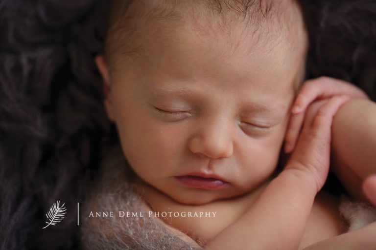 schlafendes_neugeborenes_geburt_krankenhaus_babyfotoshooting_babyfotos_im_fotostudio_anne_deml_muenchen_augsburg_ingolstadt_natalie18