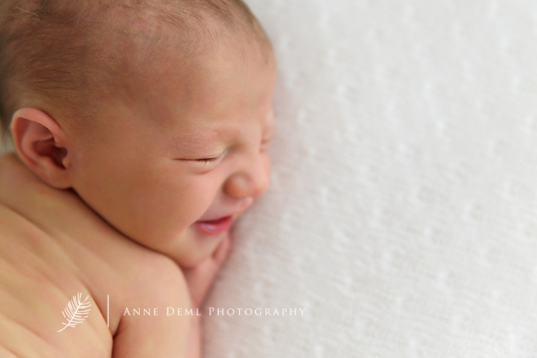 schlafendes_neugeborenes_geburt_krankenhaus_babyfotoshooting_babyfotos_im_fotostudio_anne_deml_muenchen_augsburg_ingolstadt_natalie20