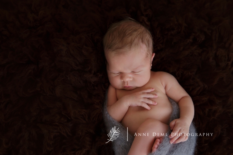 zarte_einfuehlsame_einmalige_neugeborenenfotos_babyfotos_im_fotostudio_anne_deml_fotografie_muenchen_freising_ingolstadt_stefan14