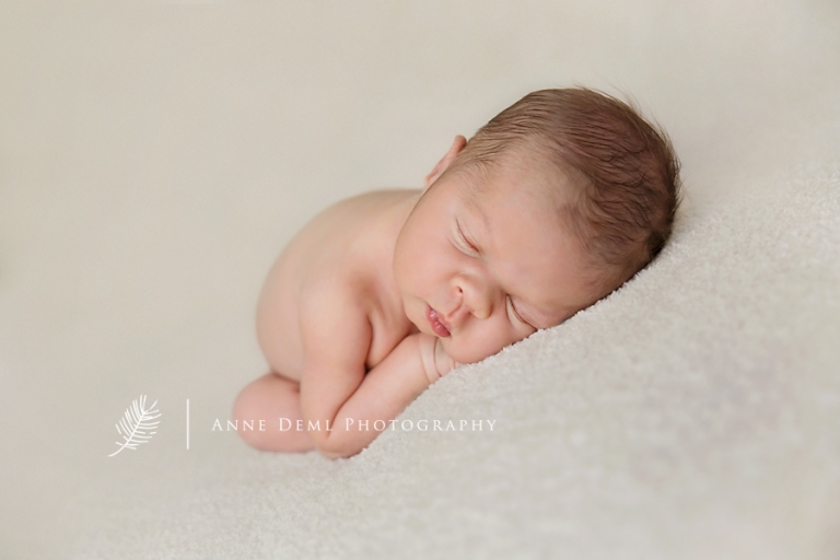 zarte_einfuehlsame_einmalige_neugeborenenfotos_babyfotos_im_fotostudio_anne_deml_fotografie_muenchen_freising_ingolstadt_stefan3