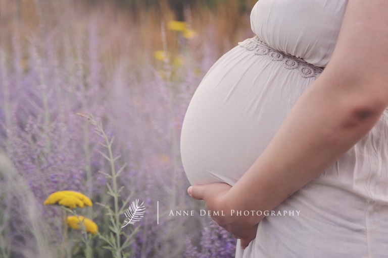 natuerliche_ungestellte_babybauchfotos_in_muenchen_anne_deml_drillinge_babybauch_draussen_schwangerschaftsfotos_schwangerschaft_krankenhaus_geburt_baby_babyfotograf_hana9