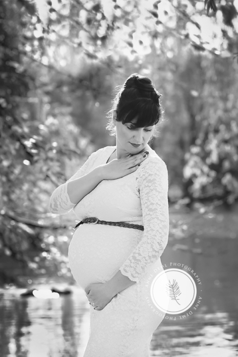 babybauchbilder_in_der_natur_ungezwungen_outdoor_schwangerschaftsshooting_anne_deml_muenchen_fotostudio_schwanger_geburt_babyfotograf_jacqueline_15