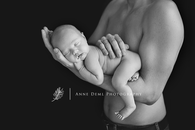 babyfotos_mit_mama_und_papa_nackt_neugeborene_geburt_anne_deml_babyfotograf_muenchen_niedliche_schlafendes_baby_laura16