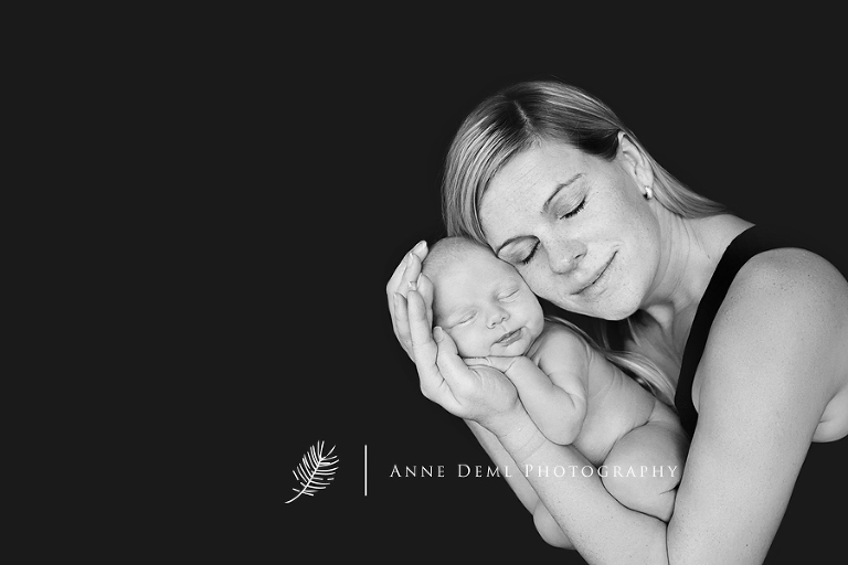babyfotos_mit_mama_und_papa_nackt_neugeborene_geburt_anne_deml_babyfotograf_muenchen_niedliche_schlafendes_baby_laura17