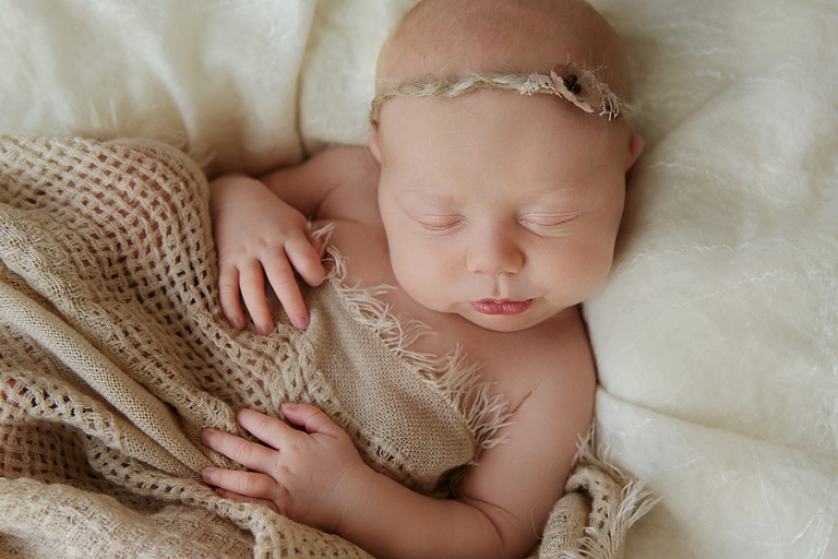 niedliche_liebevolle_babyfotos_babyfotograf_muenchen_geburt_krankenhaus_anne_deml_fotostudio_laura25