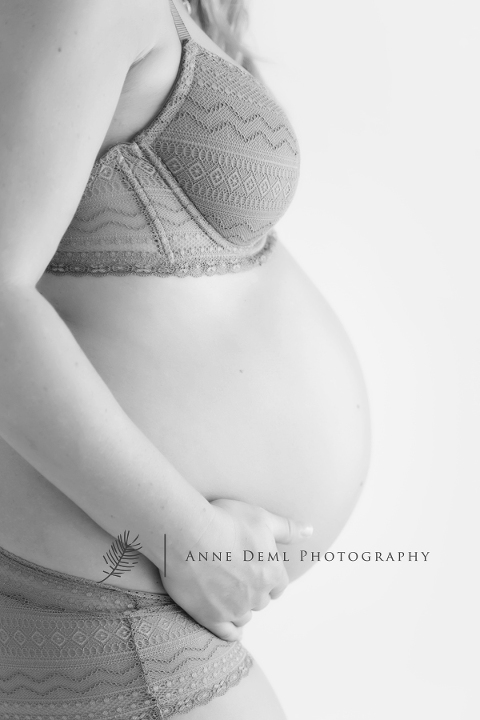schwangerschaftsfots_nackt_in_unterwaesche_babybauchfotos_babybauchfotografie_schwangerschaftsfotografie_anne_deml_muenchen_ingolstadt_augsburg_geburt_schwangerschaft_iris12