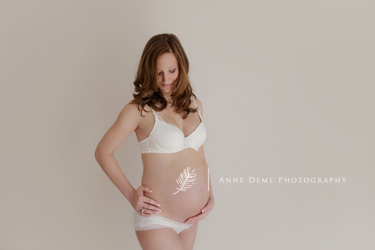 babybauch_achter_monat_schwangerschaftsfotos_babybauchshooting_unterwaesche_schwanger_babyfotograf_anne_deml_muenchen_melanie_20