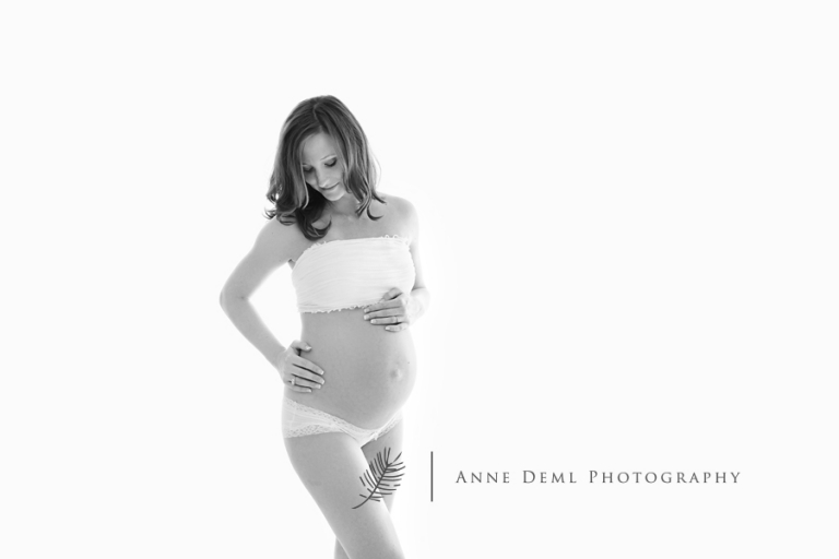 babybauch_achter_monat_schwangerschaftsfotos_babybauchshooting_unterwaesche_schwanger_babyfotograf_anne_deml_muenchen_melanie_21