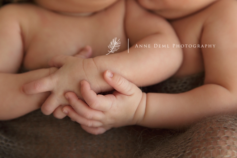 babyfotos_zwillinge_neugeborenenfotos_muenchen_anne_deml_babyfotograf_suesse_babyfotos_drillinge_geburt_krankenhaus_hebamme_9