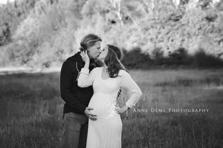 natuerliche_ungestellte_babybauchbilder_schwangerschaftsshooting_babybauchshooting_outdoor_schwanger_geburt_krankenhaus_babyfotograf_anne_deml_muenchen_malanie_10