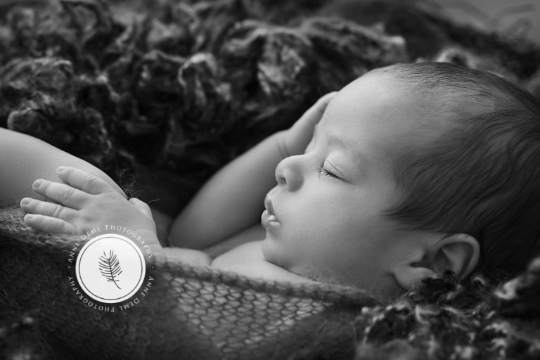 neugeborenenfotos_niedliche_liebevoller_babyfotograf_zehn_Tage_geburt_krankenhaus_babyfotos_babyshooting_muenchen_freising_besondere_neugeborenenfotografie_13