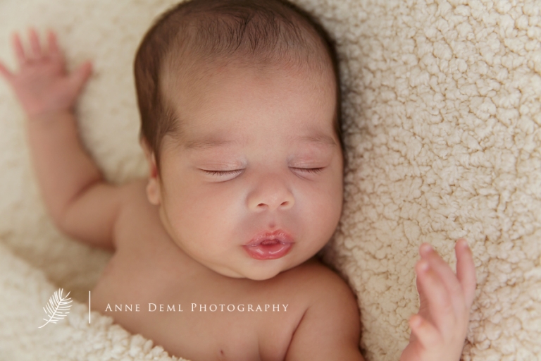 neugeborenenfotos_niedliche_liebevoller_babyfotograf_zehn_Tage_geburt_krankenhaus_babyfotos_babyshooting_muenchen_freising_besondere_neugeborenenfotografie_14