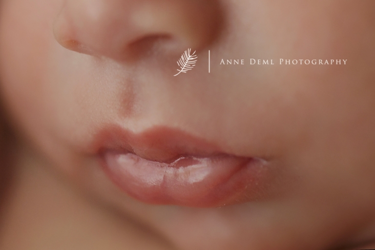 neugeborenenfotos_niedliche_liebevoller_babyfotograf_zehn_Tage_geburt_krankenhaus_babyfotos_babyshooting_muenchen_freising_besondere_neugeborenenfotografie_4