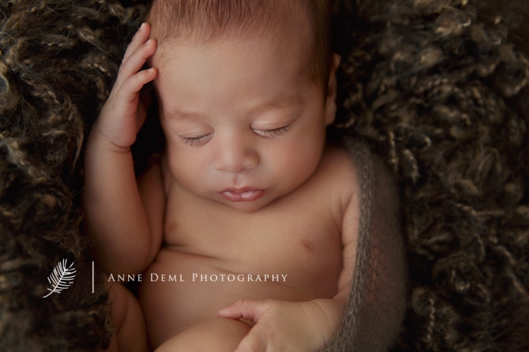 neugeborenenfotos_niedliche_liebevoller_babyfotograf_zehn_Tage_geburt_krankenhaus_babyfotos_babyshooting_muenchen_freising_besondere_neugeborenenfotografie_6