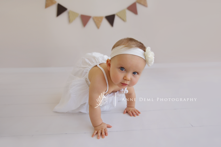niedliche_babyfotos_babyfotografie_babyfotograf_anne_deml_muenchen_freising_ingolstadt_suesse_babybilder_acht_monate_altes_baby_emma_7