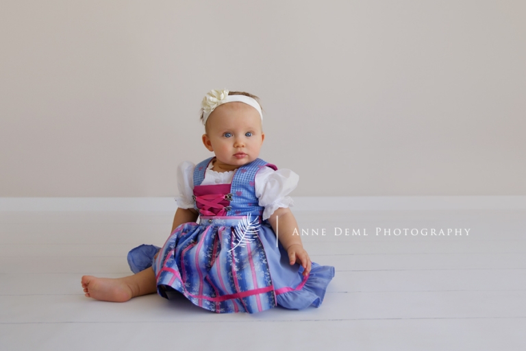 niedliche_babyfotos_babyfotografie_babyfotograf_anne_deml_muenchen_freising_ingolstadt_suesse_babybilder_acht_monate_altes_baby_emma_8