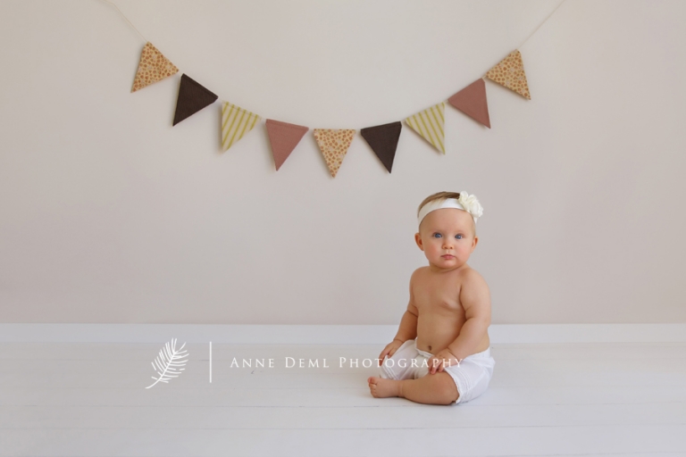 besondere_babyfotos_acht_monate_altes_baby_babyfotograf_anne_deml_muenchen_babybilder_babyshooting_fotostudio_ungestellte_fotos_emma_04