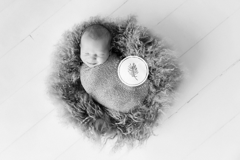 lachendes_neugeborenes_neugeborenenfotografie_babyfotograf_anne_deml_freising_augsburg_ingolstadt_babybilder_babyshooting_jonas_10