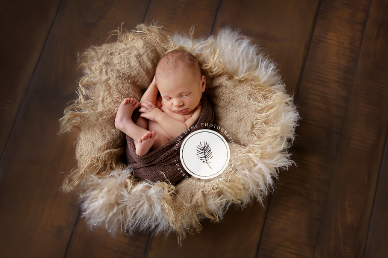 lachendes_neugeborenes_neugeborenenfotografie_babyfotograf_anne_deml_freising_augsburg_ingolstadt_babybilder_babyshooting_jonas_12